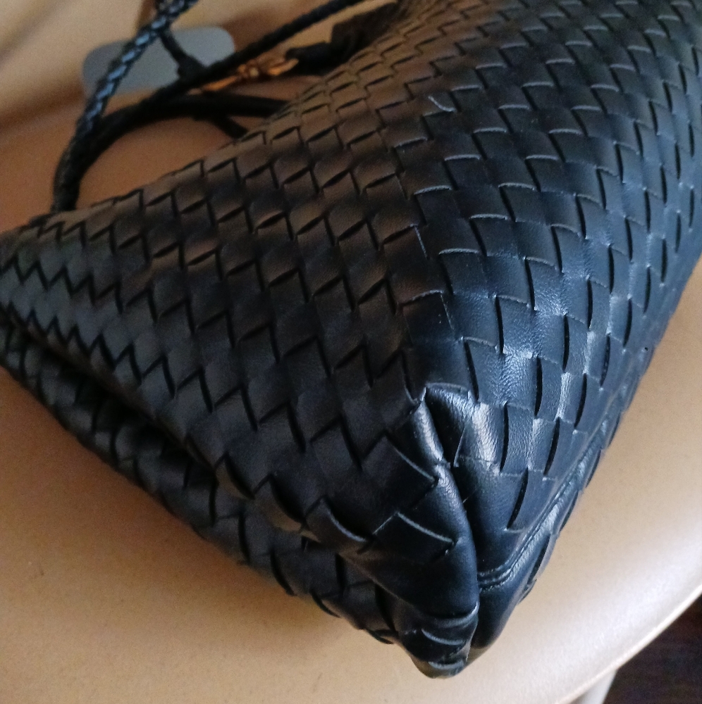 Elegant Black Woven Shoulder Bag - Picture 11 of 14